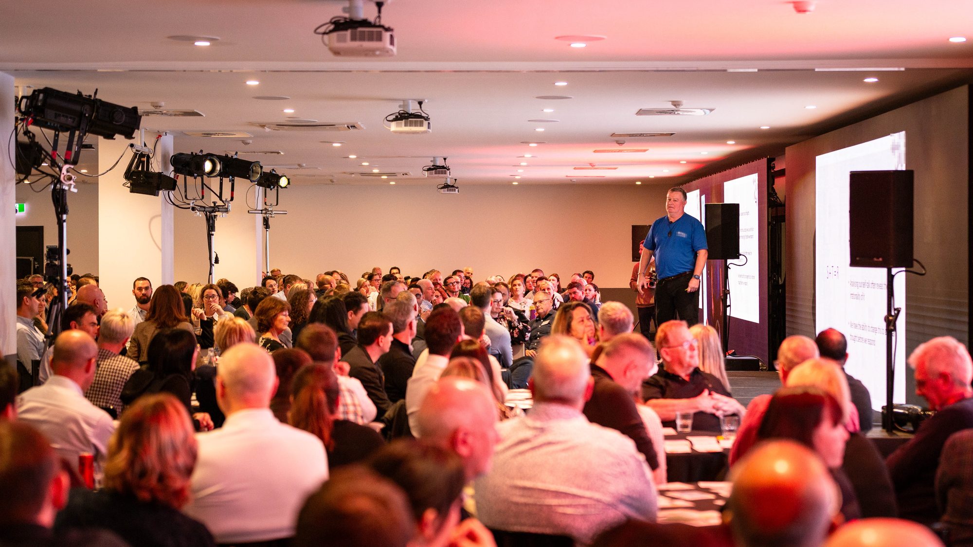 The same method, 260 people, one room — tables in parallel, themes converged at the end