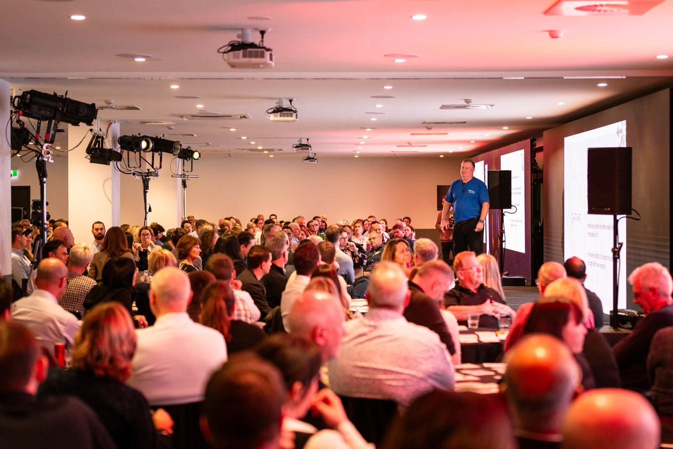 The same method, 260 people, one room — tables in parallel, themes converged at the end